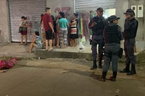 Homem é executado a tiros enquanto conversava com amigo na comunidade Parque Riachuelo