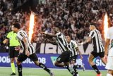 Botafogo derrota Fluminense por 1 a 0 e vira líder do Brasileirão