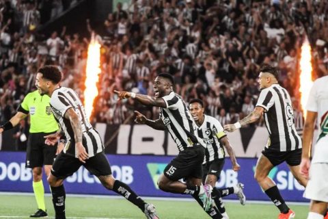 Botafogo derrota Fluminense por 1 a 0 e vira líder do Brasileirão