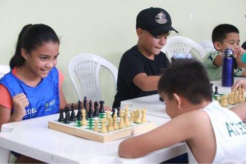 Dia do Enxadrista: Sedel promove aulas de xadrez para jovens e crianças na Vila Olímpica de Manaus