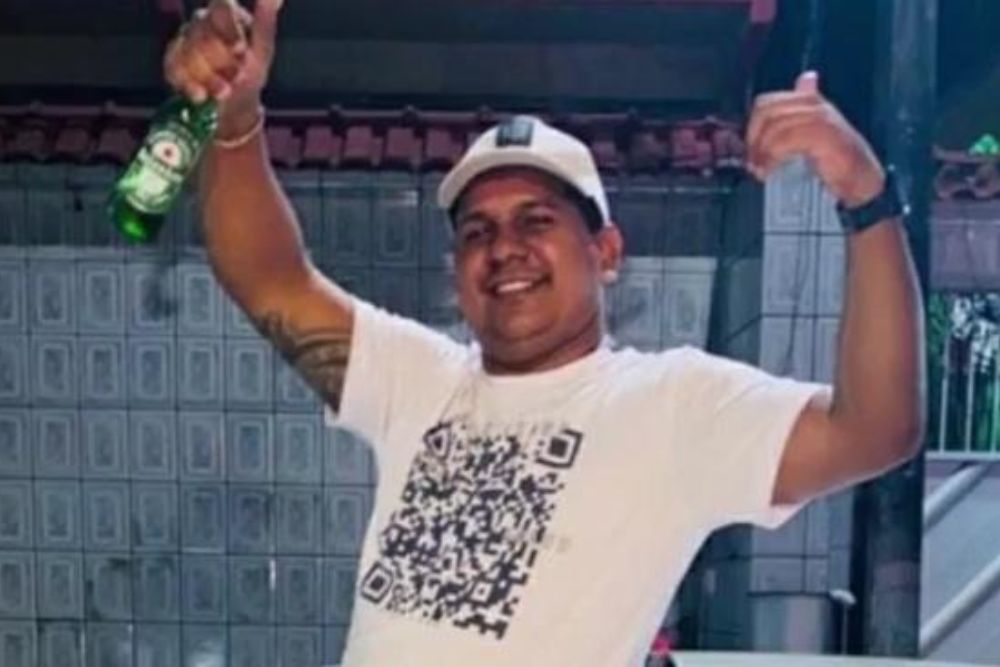 Dono de distribuidora é baleado com 13 tiros no bairro Compensa Dono de distribuidora é baleado com 13 tiros no bairro Compensa