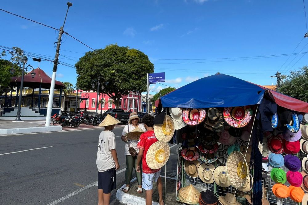 Vendedores e ambulantes chegam a Ilha Tupinambarana para o 57º Festival de Parintins Vendedores e ambulantes chegam a Ilha Tupinambarana para o 57º Festival de Parintins