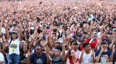 Jovens e mulheres impulsionam crescimento de evangélicos no país, aponta IBGE