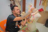 Artista une ancestralidade e arte durante desfile ‘Encantaria - Intervenções de moda étnica’ em Parintins