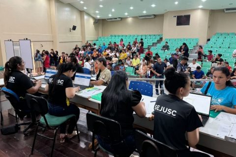 Mutirão de cidadania atende 300 moradores de Parintins e entrega mais de 800 documentos