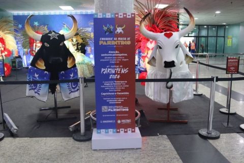 Amazonastur lança exposição “Embarque na magia de Parintins” no aeroporto de Manaus