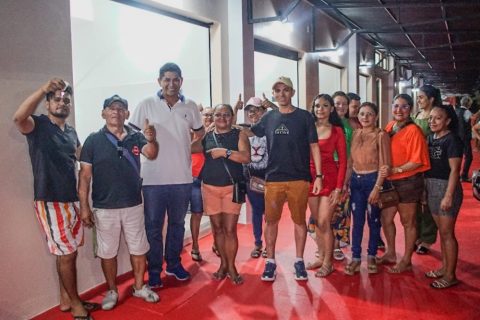 Prefeito de Parintins entrega 20 boxes para permissionários em novo anfiteatro do município