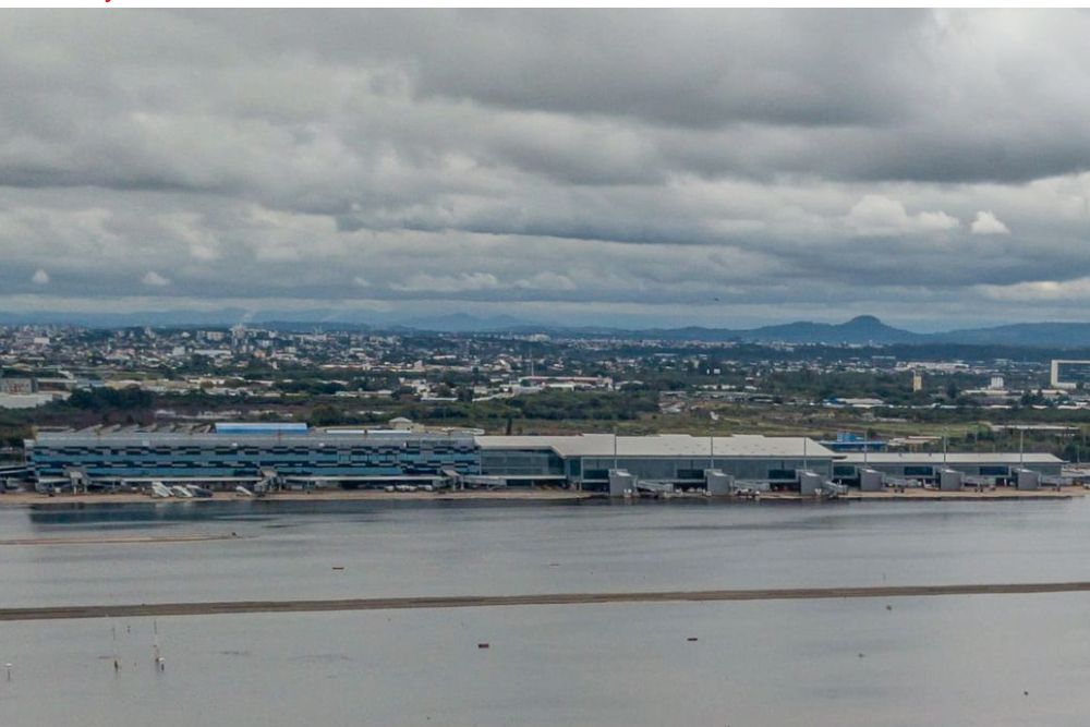 Aeroporto de Porto Alegre reinicia embarque e desembarque Aeroporto de Porto Alegre reinicia embarque e desembarque