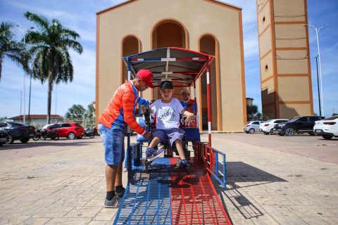 Primeiro triciclo adaptado para pessoas com mobilidade reduzida garante turismo acessível em Parintins