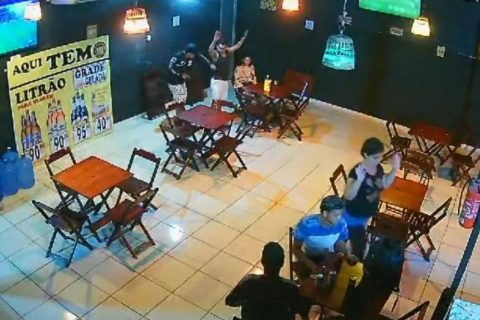Assaltantes invadem bar e roubam clientes no bairro Redenção