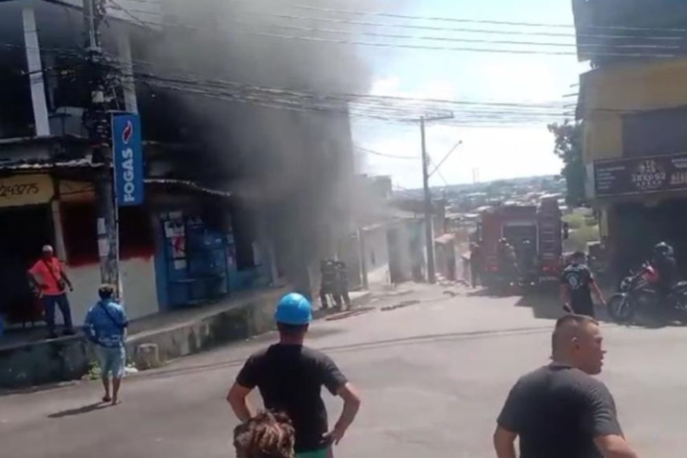 Inc&ecirc;ndio atinge casa na Zona Leste de Manaus