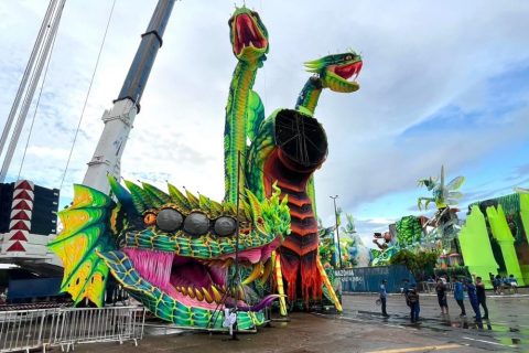 Cobra grande do Boi Caprichoso chega na concentração do Bumbódromo