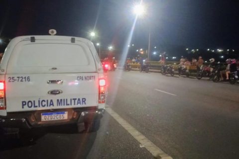 Motociclista morre ao colidir em meio-fio da avenida das Torres