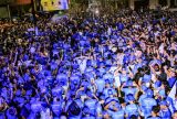 Caprichoso festeja Boi de Rua e arrasta multidão azulada pelas ruas de Parintins