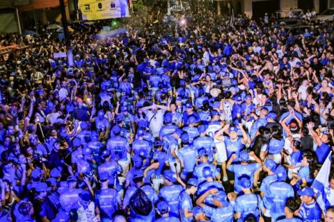 Caprichoso festeja Boi de Rua e arrasta multidão azulada pelas ruas de Parintins