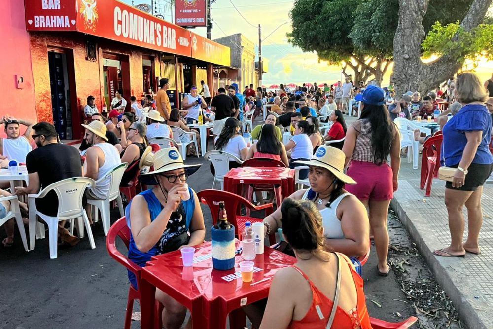 Turistas chegam em Parintins e movimentam eventos pré-festival folclórico Turistas chegam em Parintins e movimentam eventos pré-festival folclórico