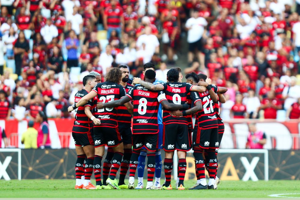 Flamengo bate Fluminense com gol de pênalti e segue na liderança do Brasileirão Flamengo bate Fluminense com gol de pênalti e segue na liderança do Brasileirão