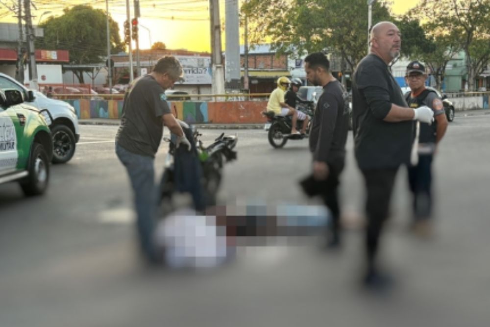 Motociclista morre ao colidir contra &ocirc;nibus da linha 112 na avenida Brasil