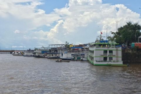 Orla de Parintins é tomada por embarcações lotadas de turistas que chegam para o festival
