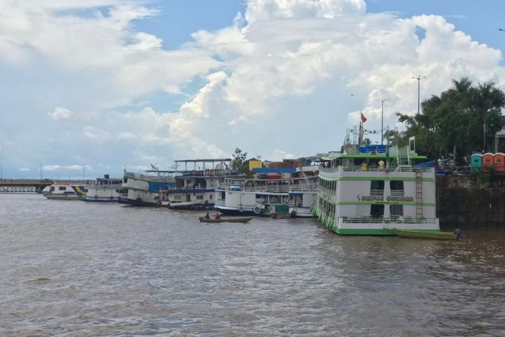 Orla de Parintins é tomada por embarcações lotadas de turistas que chegam para o festival Orla de Parintins é tomada por embarcações lotadas de turistas que chegam para o festival