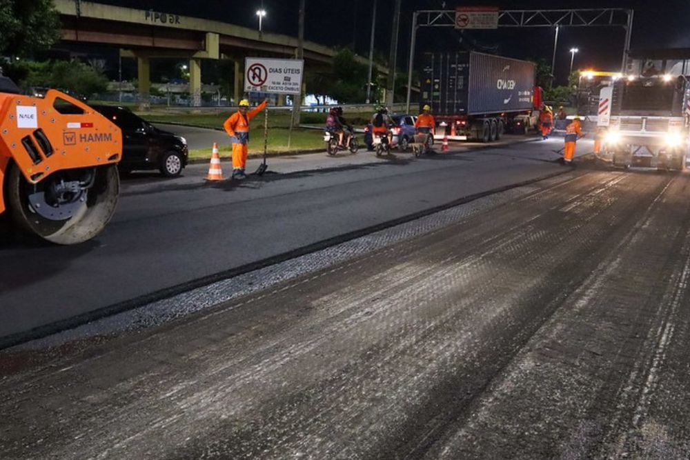 Avenida Constantino Nery recebe recupera&ccedil;&atilde;o asf&aacute;ltica em Manaus