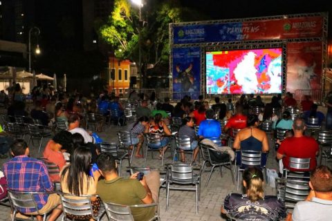 Festival de Parintins: Transmissão ao vivo da Festa dos Visitantes agita público no Largo de São Sebastião em Manaus
