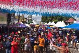 Caprichoso e Garantido lotam ruas com brincantes durante 57º Festival de Parintins
