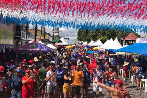Caprichoso e Garantido lotam ruas com brincantes durante 57º Festival de Parintins