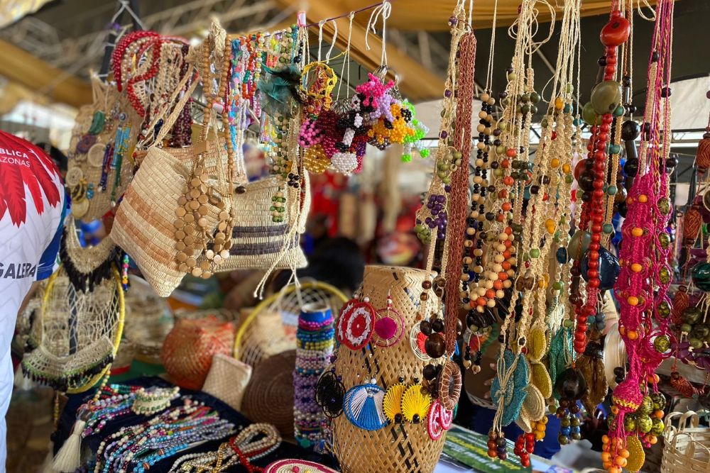 Arte originária é destaque durante Feira de Artesanato Indígena em Parintins Arte originária é destaque durante Feira de Artesanato Indígena em Parintins