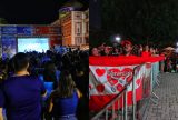 Torcedores do Caprichoso e Garantido lotam Largo São Sebastião para assistir última noite do 57° Festival de Parintins