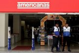 Ex-diretora das Americanas entrega passaporte à PF ao retornar ao Brasil