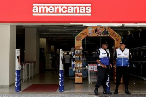 Ex-diretora das Americanas entrega passaporte à PF ao retornar ao Brasil