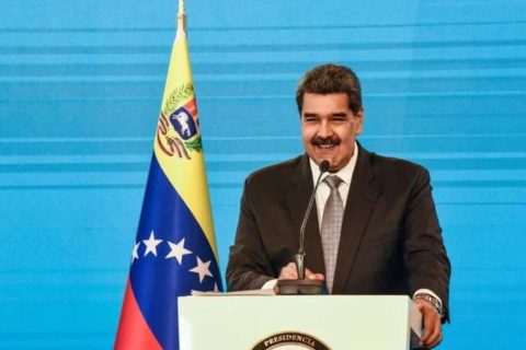 Maduro toma posse como presidente da Venezuela pela 3ª vez e promete reforma na Constituição