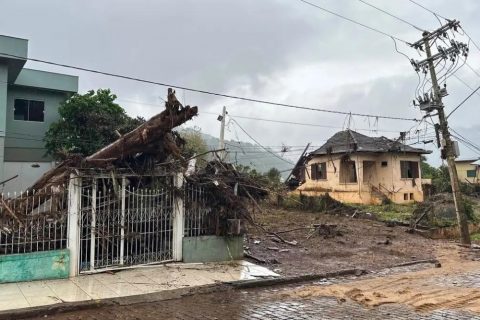 Sobe para 180 o número de mortes em enchentes no RS; 32 seguem desaparecidos