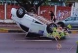 Motorista capota carro ao tentar evitar atropelamento na Avenida Djalma Batista