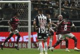 Flamengo vence Atlético-MG de goleada e segue na liderança do Brasileirão