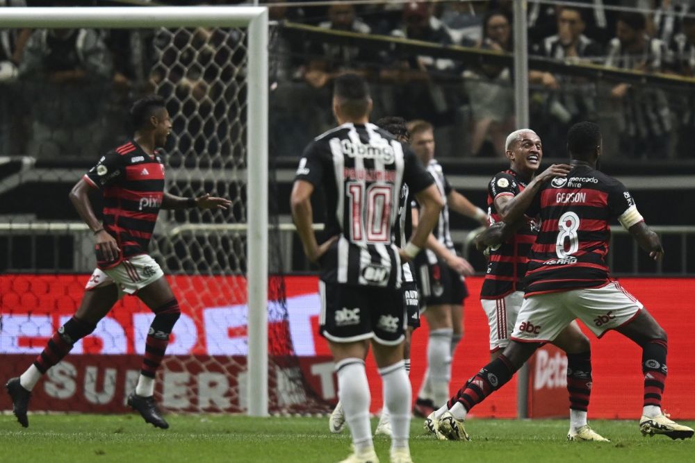 Flamengo vence Atlético-MG de goleada e segue na liderança do Brasileirão Flamengo vence Atlético-MG de goleada e segue na liderança do Brasileirão