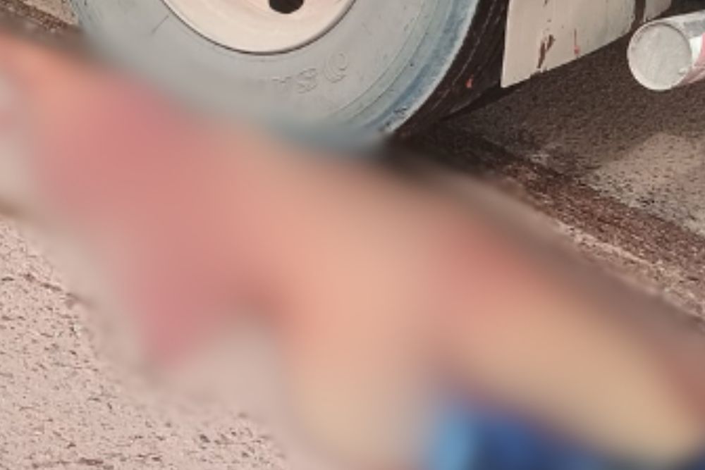 Homem é esmagado por carreta ao tentar atravessar rua em Presidente Figueiredo Homem é esmagado por carreta ao tentar atravessar rua em Presidente Figueiredo