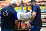 Supermercado de Manaus é autuado por vender 40 kg de alimentos impróprios para consumo