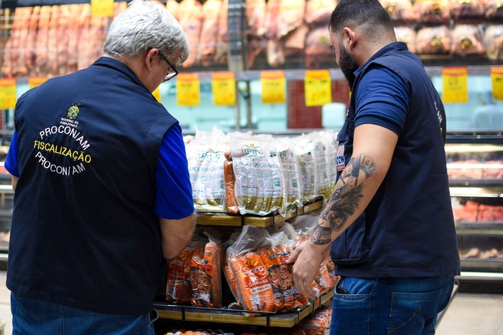Supermercado de Manaus é autuado por vender 40 kg de alimentos impróprios para consumo Supermercado de Manaus é autuado por vender 40 kg de alimentos impróprios para consumo