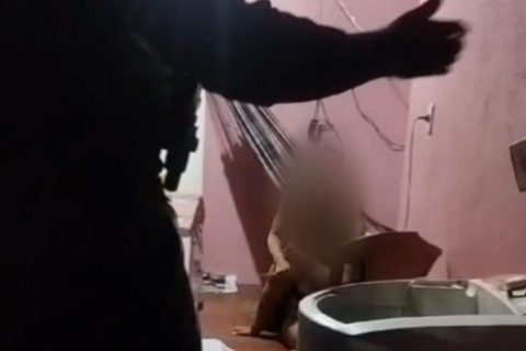 Homem é preso após manter mãe e avó reféns em Manaus