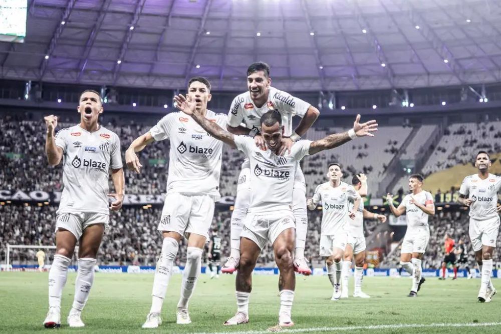 Santos derrota Ceará e assume liderança da Série B do Brasileirão Santos derrota Ceará e assume liderança da Série B do Brasileirão