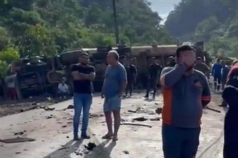 Acidente entre carretas deixa motorista gravemente ferido na BR-174