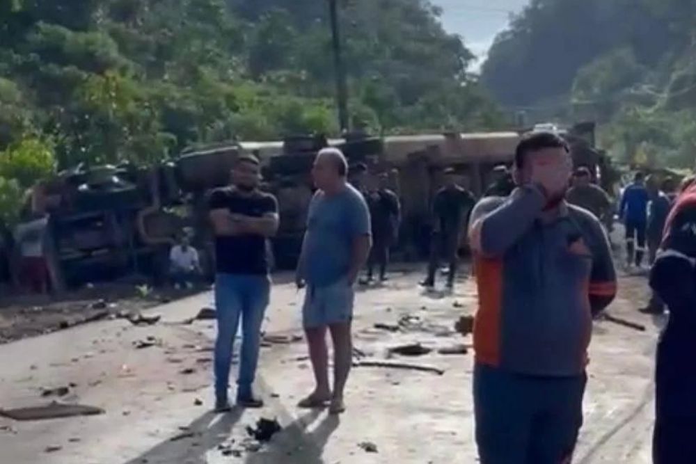 Acidente entre carretas deixa motorista gravemente ferido na BR-174
