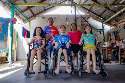 Casal com três filhos PcDs recebe novas cadeiras de rodas em Parintins