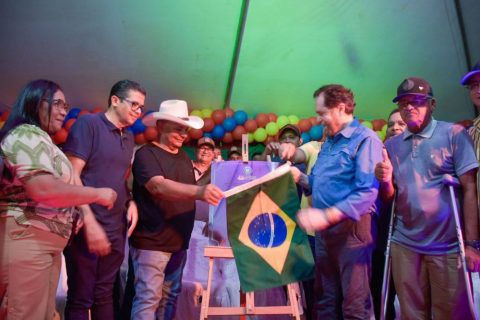 Deputado João Luiz, Senador Plínio Valério e prefeito Pedro Guedes participam da inauguração de estrada no Careiro da Várzea