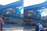 Carreta que transportava trator e escavadeira destrói passarela na avenida Torquato Tapajós
