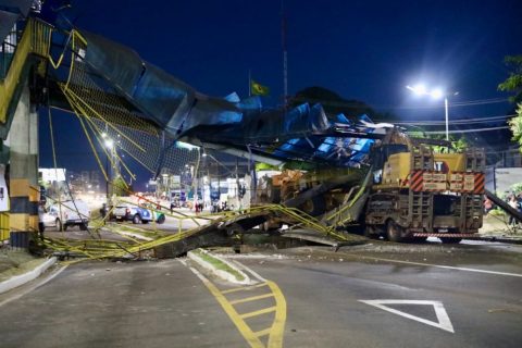 Trecho da avenida Torquato Tapajós é interditado após colisão de carreta