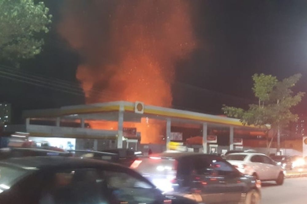 Nove casas são destruídas durante incêndio na Zona Oeste de Manaus Nove casas são destruídas durante incêndio na Zona Oeste de Manaus