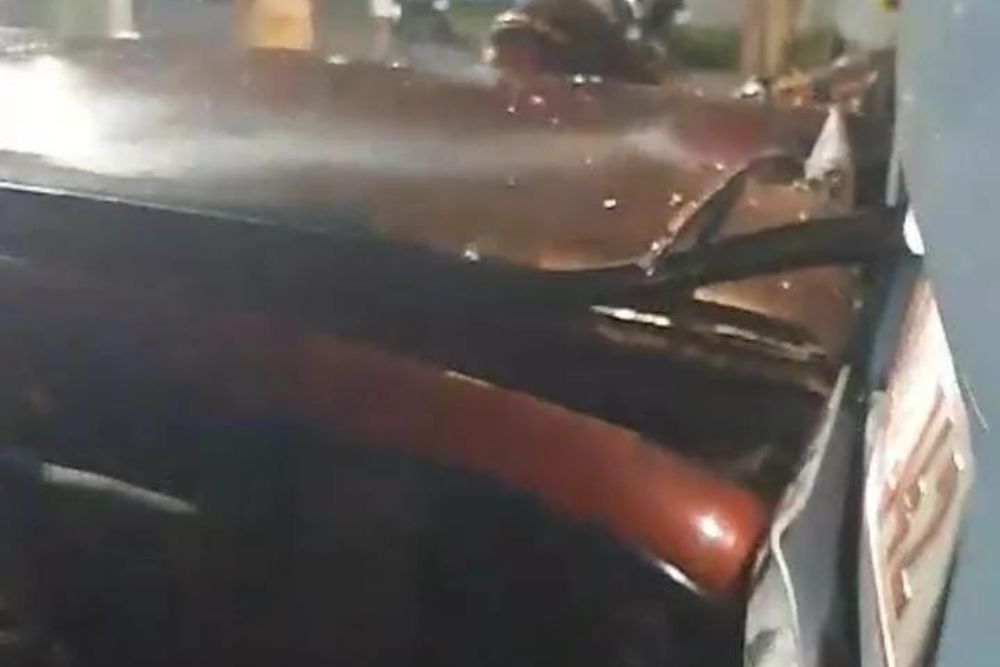 Passageiros ficam feridos ap&oacute;s colis&atilde;o entre carro e &ocirc;nibus em Manaus